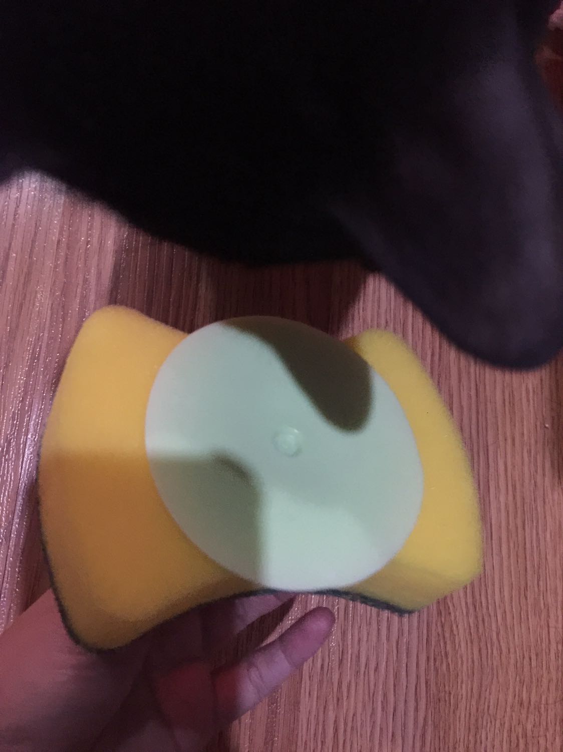 Miếng mút thì mình thấy giống các loại mình hay xài, này thiết kế đẹp hơn. Còn miếng cao su để ấn dính mặt kính, móc miếng mút vào sẽ tiện cho nhà nào có mặt tường kiếng/đá/gạch trơn láng chỗ bồn cửa chén, chỗ mình tường gạch sần nên ko xài được