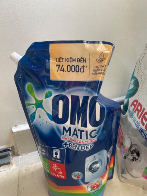 Mùi thơm dịu nhẹ không bị nồng gắt như một số loại xà phòng nước khác. Mình dùng máy giặt lồng ngang nên mua đúng loại nước giặt sử dụng cho yên tâm. Omo thì chắc mình không cần lo lắng gì về độ sạch và bền màu rồi.