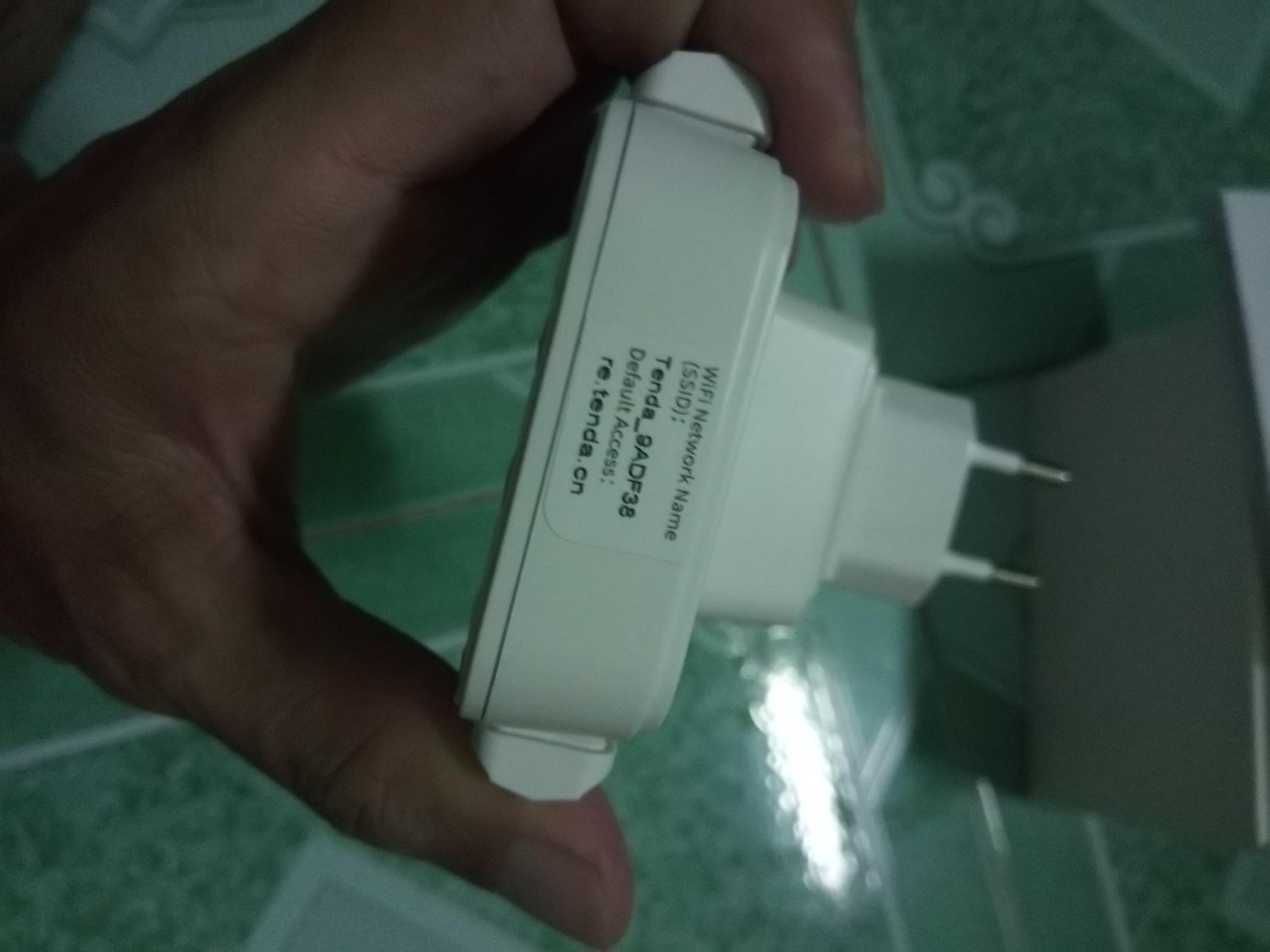 Ngoại quan: đẹp, chắc chắn, gọn.
Đóng gói: Chắc chắn
Hiệu năng:
- Thông tin bộ kích sóng trong khoảng 200m2, tức có nghĩa bán kính khoảng 14m.
Băng thông Wifi gốc nhà mình là 30Mbps, đi qua bộ kích trong khoảng 5 - 6 m thì tốc độ đạt như khoảng trong hình dưới, đạt cỡ 13 Mbps.
- Mình đặt bộ kích trong khoảng thu sóng Wifi gốc từ 6 - 8m và tín hiệu trên thiết bị hiện màu xanh (khoảng 50 - dưới 70%) thì tốc mà điện thoại mình bắt sóng được ở cường độ tín hiệu Good (trên Android) và đo được tốc độ từ 5 - 8 Mbps. Ngoại quan: đẹp, chắc chắn, gọn.
Đóng gói: Chắc chắn
Hiệu năng:
- Thông tin bộ kích sóng trong khoảng 200m2, tức có nghĩa bán kính khoảng 14m.
Băng thông Wifi gốc nhà mình là 30Mbps, đi qua bộ kích trong khoảng 5 - 6 m thì tốc độ đạt như khoảng trong hình dưới, đạt cỡ 13 Mbps.
- Mình đặt bộ kích trong khoảng thu sóng Wifi gốc từ 6 - 8m và tín hiệu trên thiết bị hiện màu xanh (khoảng 50 - dưới 70%) thì tốc mà điện thoại mình bắt sóng được ở cường độ tín hiệu Good (trên Android) và đo được tốc độ từ 5 - 8 Mbps.