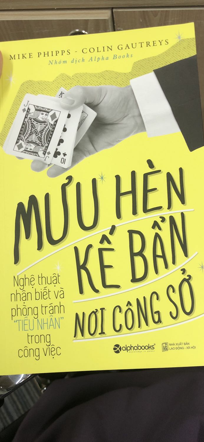 Sách còn mới, chất giấy chấp nhận được
Nội dung cơ bản
Tiêu đề sách khá thú vị hấp dẫn mình mua, nôik dung chưa thực sự đặc sắc