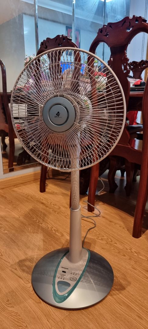 Sp đẹp, nhỏ gọn, chạy êm, điều khiển k có nút bấm quạt đứng/quay mà phải kéo nút phía trên thân quạt. Lưu ý cho những ai muốn mua quạt lớn thì nên cân nhắc vì thực tế quạt nhỏ hơn rất nhiều so với hình dung qua hình ảnh chụp sp (chỉ tương ứng quạt lửng). Tiki giao hàng siêu nhanh.