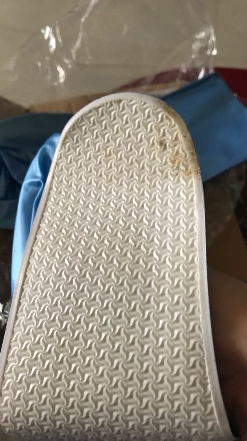 Giày rất bẩn và cũ