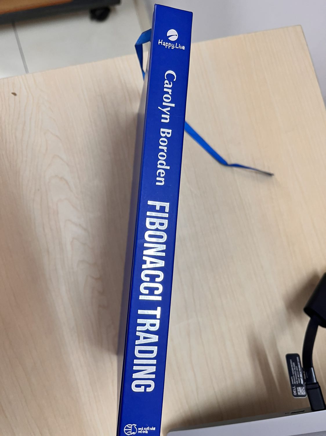 Sách hoàn toàn không có giá trị ứng dụng và thực tiễn. 

Ví dụ, sách có hẳn 1 chương đề cập đến vấn đề xác định điểm đáy và đỉnh để vẽ fibonacci và tác giả giải quyết vấn đề bằng cách...đưa ra hình vẽ ví dụ các đỉnh và đáy mà tác giả đã chọn mà không đưa ra lý do!!! 

Ngoài ra, các phần mềm / ứng dụng tác giả dùng để phân tích không có ở Việt Nam nên cũng k thể ứng dụng thực chiến.

Phần dịch sách cũng có vấn đề, lỗi chính tả, câu cú khá lũng cũng, k được trau chuốt!

Trước khi mua cũng đã đắn đo vì có bình luận chê tương tự nhưng vẫn mua vì trước đó đã mua và đọc cuốn Nến nhật cũng của Happy live - cuốn này rất ok; nhưng có cảm giác bị *** khi mua cuốn này - vứt 300k ra cửa sổ. 

Các bạn lên youtube xem còn có thông tin hữu ích hơn thông tin trong cuôn sách rác này nhé.

Đề nghị Happy live mua lại sách này, hoàn tiền cho tôi!