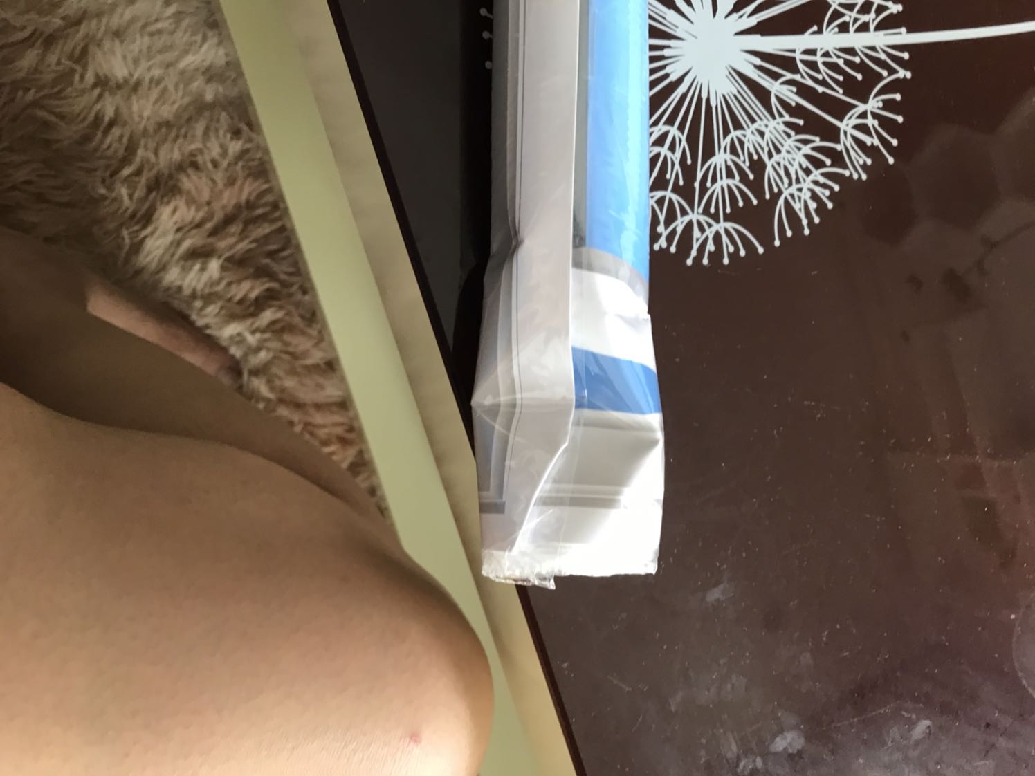 Đóng gói bị nát keo ko ăn. Nói chung là ko hài lòng và thấy hơi phí tiền. Gói keo kèm theo cũng chẳng biết pha thế nào là 1 ít