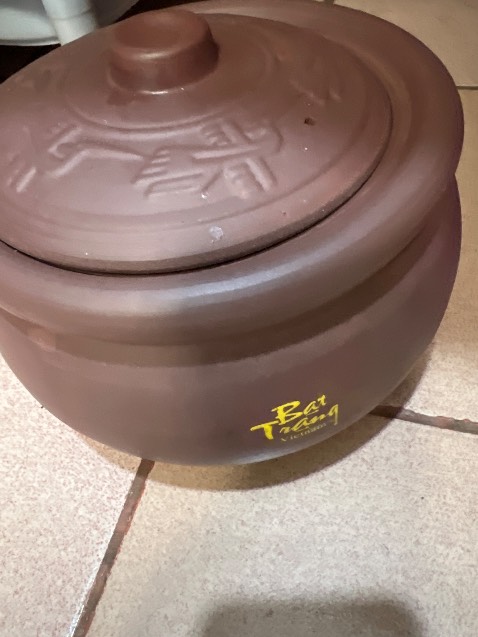 Dùng 2 lần bị nứt bên hong. Đang nấu khoảng 10 phút nghe tiếng nứt. Nước chạy ra bếp.