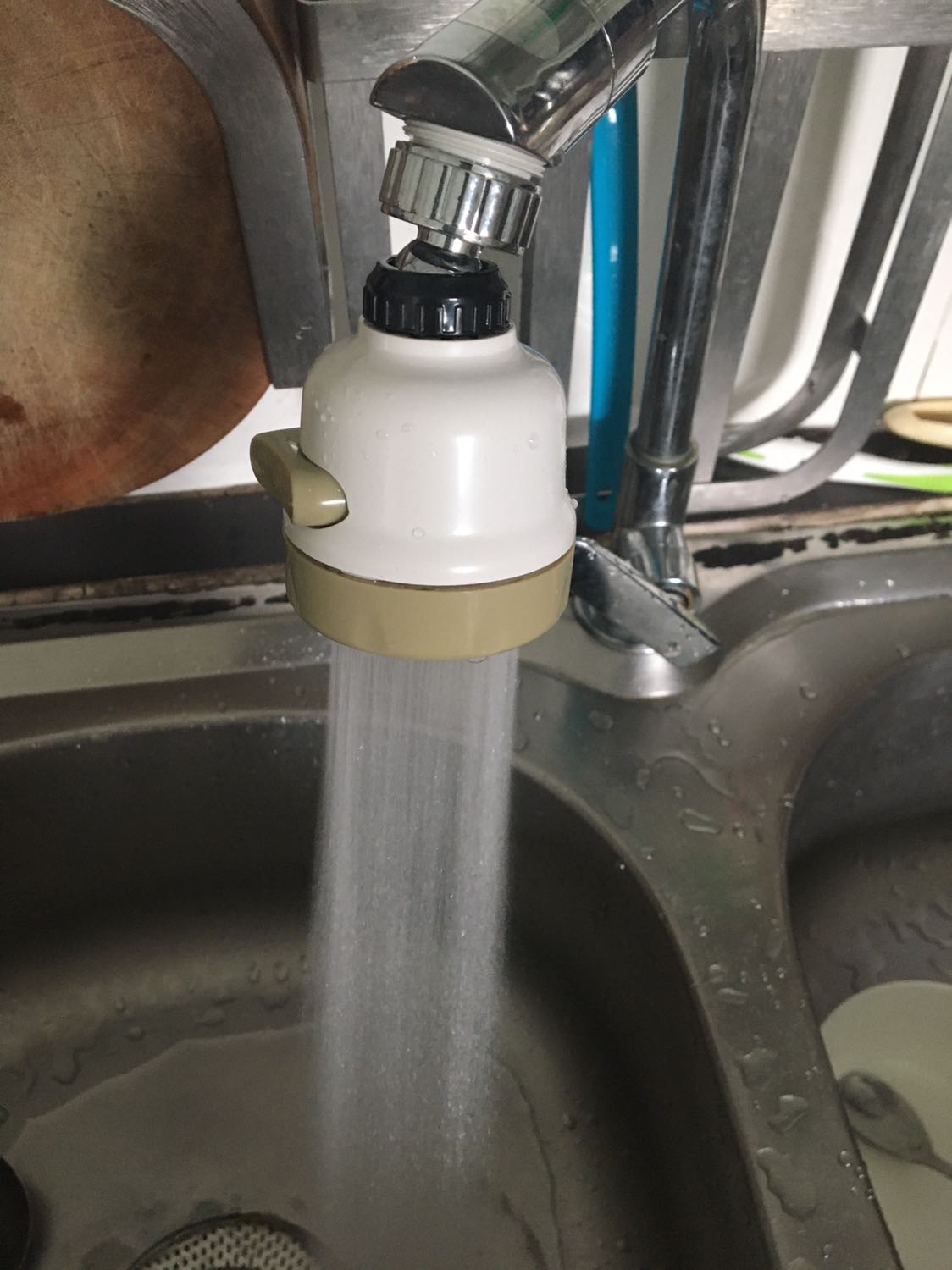 Ngon bổ rẻ giúp việc rửa dễ hơn. Nước ra mạnh và đều. Đầu vòi vặn vào ren (trong) của vòi nước.