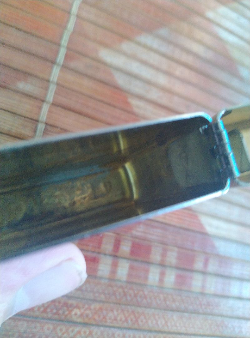 phần trong vỏ bị chuyển màu xanh ruột thì xước và bị kẹt phải lấy dây thép để rút ra shop bán hàng kiểu gì vậy