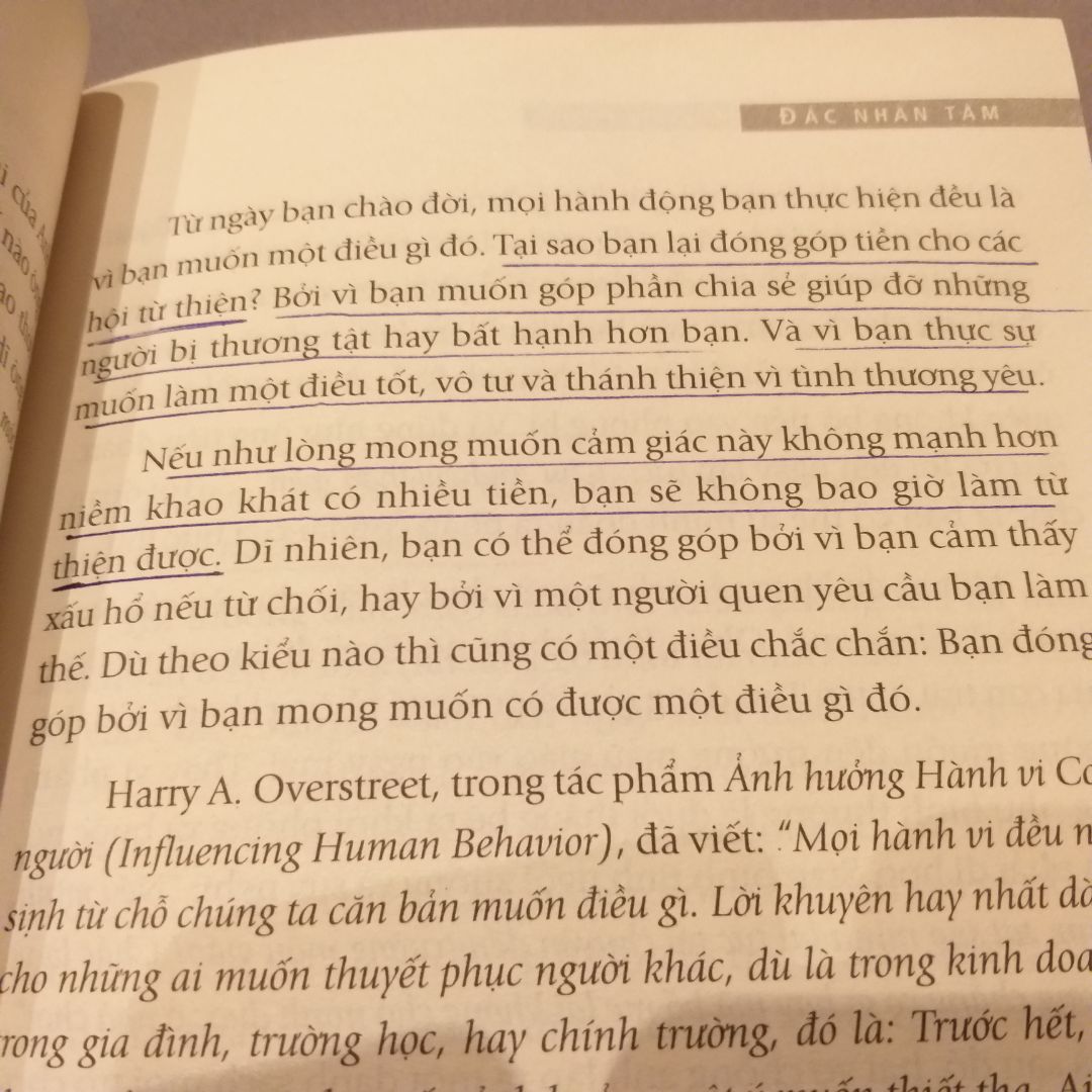 Đã mua ở Tiki rất rất nhiều sách, nhưng đây là lần đâu tiên tôi cảm thấy sốc. Tôi đã đọc cuốn này nhưng muốn mua bản mới để lưu giữ. Đến hôm nay tôi mới mở cuốn sách ra lần đầu tiên, nhưng rất nhiều trang sách đã có dấu bút bi gạch dưới. Nếu như tôi kiểm tra ngay khi giao hàng thì sự việc tôi trình bày có cơ sở hơn. Nhưng bây giờ đã mấy tháng và tôi chỉ muốn nhận xét ở đây để Tiki lưu ý. Là một người không có thói quen viết hay tô màu vào sách thì tôi thật sự cảm thấy nghi ngờ và đáng thất vọng về sản phẩm này của Tiki.