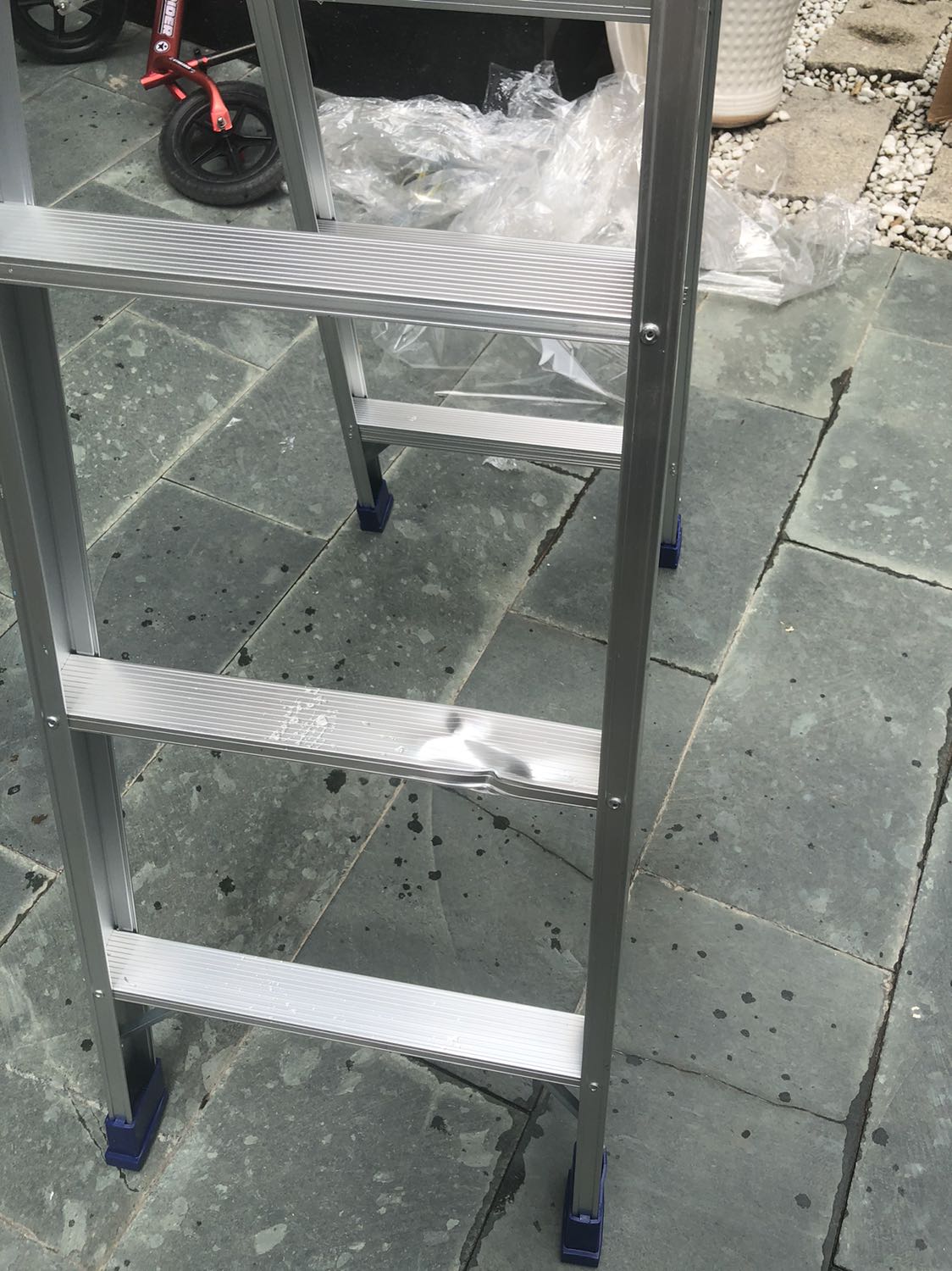 Thang bi móp 2 bên khi nhận hàng