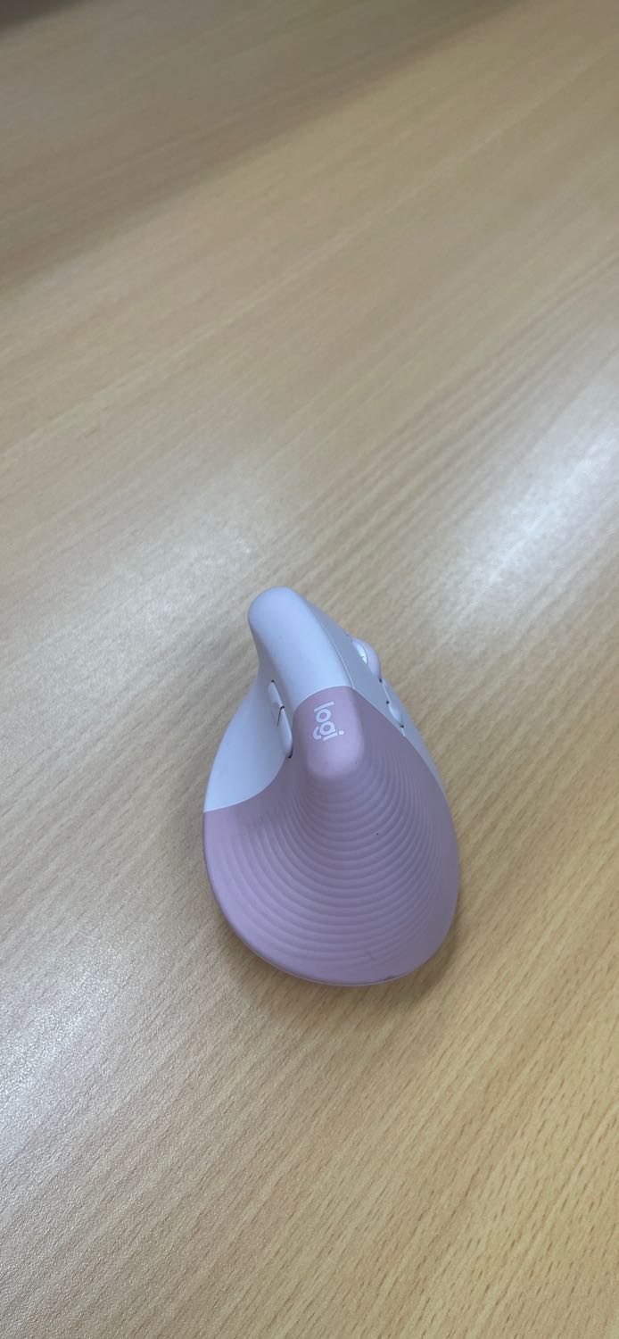 Chuột xài lúc đầu hơi lạ nhưng tầm 1-2 ngày quen rồi thì cực kỳ thích tay và đỡ mỏi