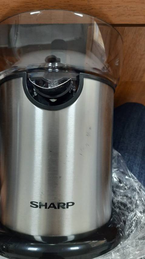 Máy của mình vừa nhận đã bị lem mực và xước ntn. Máy thì mình chưa dùng nên chưa biết có mạnh hay êm không? nhưng nhìn tổng thể cũng khá ổn so với giá tiền