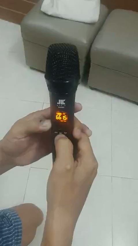 Sản phẩm bị lỗi kỹ thuật, mình liên hệ shop đã  chủ động đổi mic khác cho mình rồi.
Shop rất là nhiệt tình, thân thiện nha mọi người. Mình tặng 5 sao nhé.