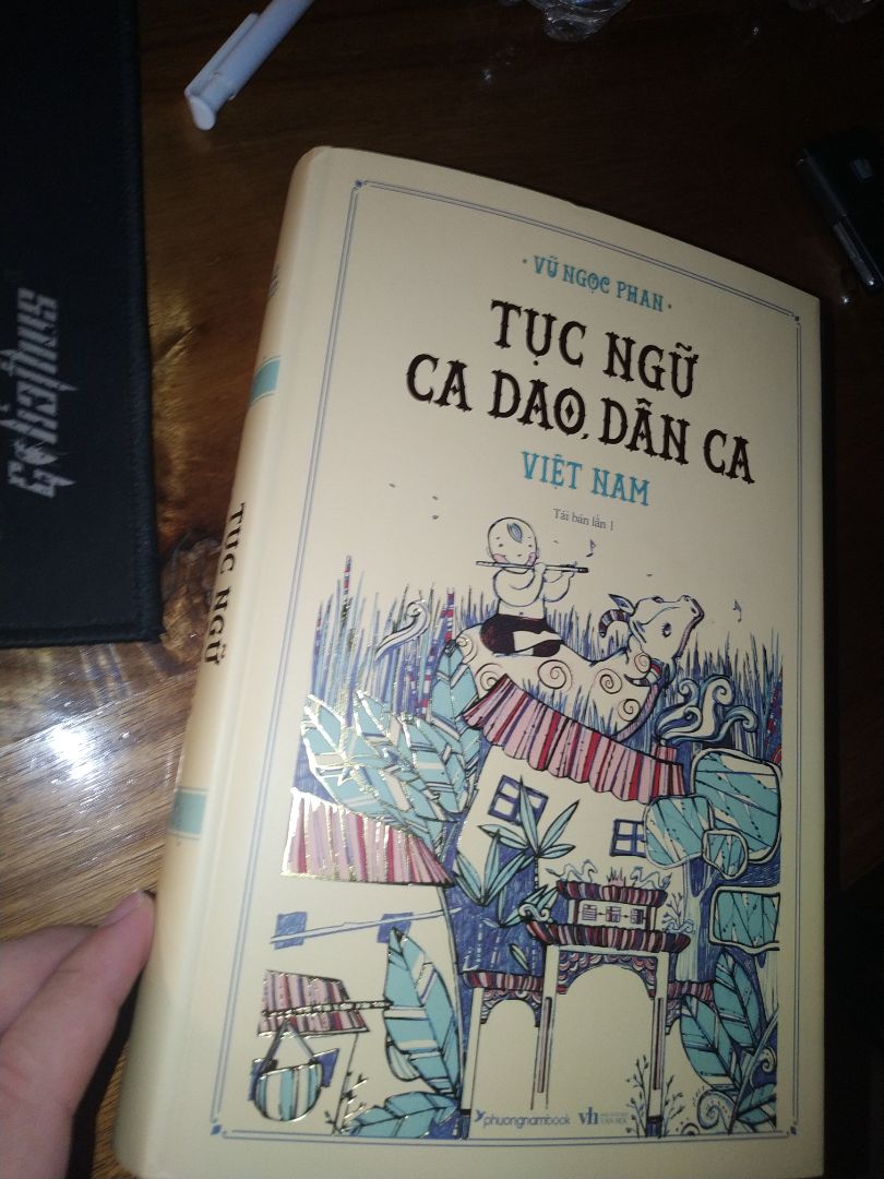 sách đẹp, mới xuất bản. bên trong màu tím than yêu thích.