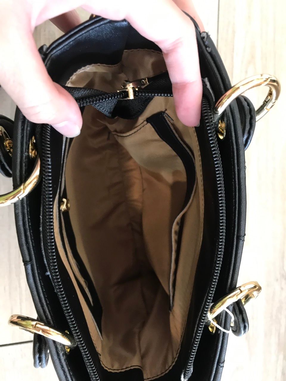 túi nhìn cưng lắm ạ . chất da mềm đường chỉ may cũng đẹp lắm ạ . màu đen zễ phối đồ cực .cảm ơn shop và luôn ủng hộ shop ạ