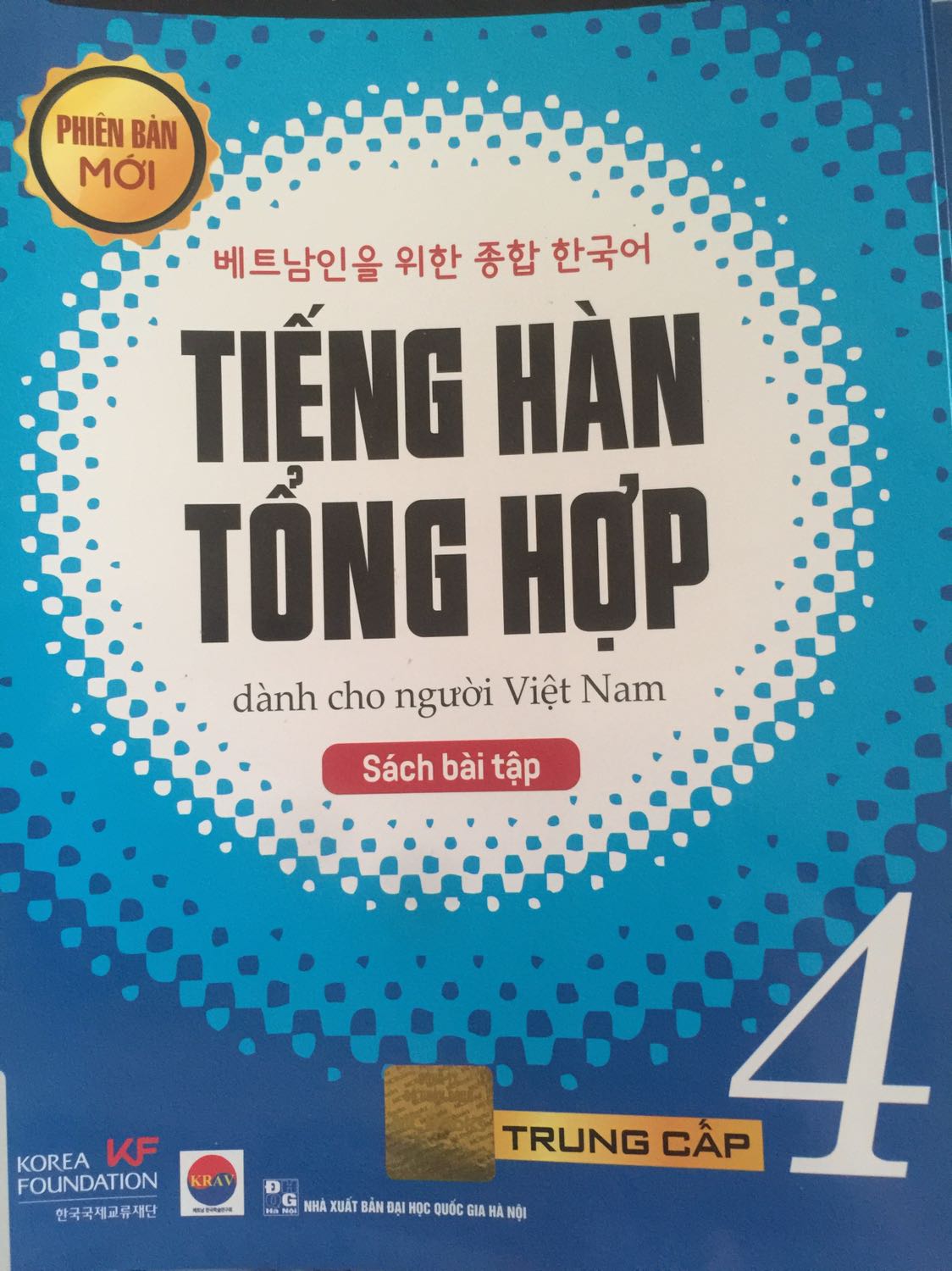 Thấy tiki sale đậm 60% bộ sách tiếng hàn tổng hợp này nên mua. Sách đẹp, giấy in tốt, dày, vàng nhạt nhìn rất ok. Tuy nhiên so với bản cũ màu xanh lá thì bản này lâu lâu lại có sai thiếu vài chỗ. Nhìn chung với giá sale thì tuyệt vời, phải hốt lẹ Thấy tiki sale đậm 60% bộ sách tiếng hàn tổng hợp này nên mua. Sách đẹp, giấy in tốt, dày, vàng nhạt nhìn rất ok. Tuy nhiên so với bản cũ màu xanh lá thì bản này lâu lâu lại có sai thiếu vài chỗ. Nhìn chung với giá sale thì tuyệt vời, phải hốt lẹ