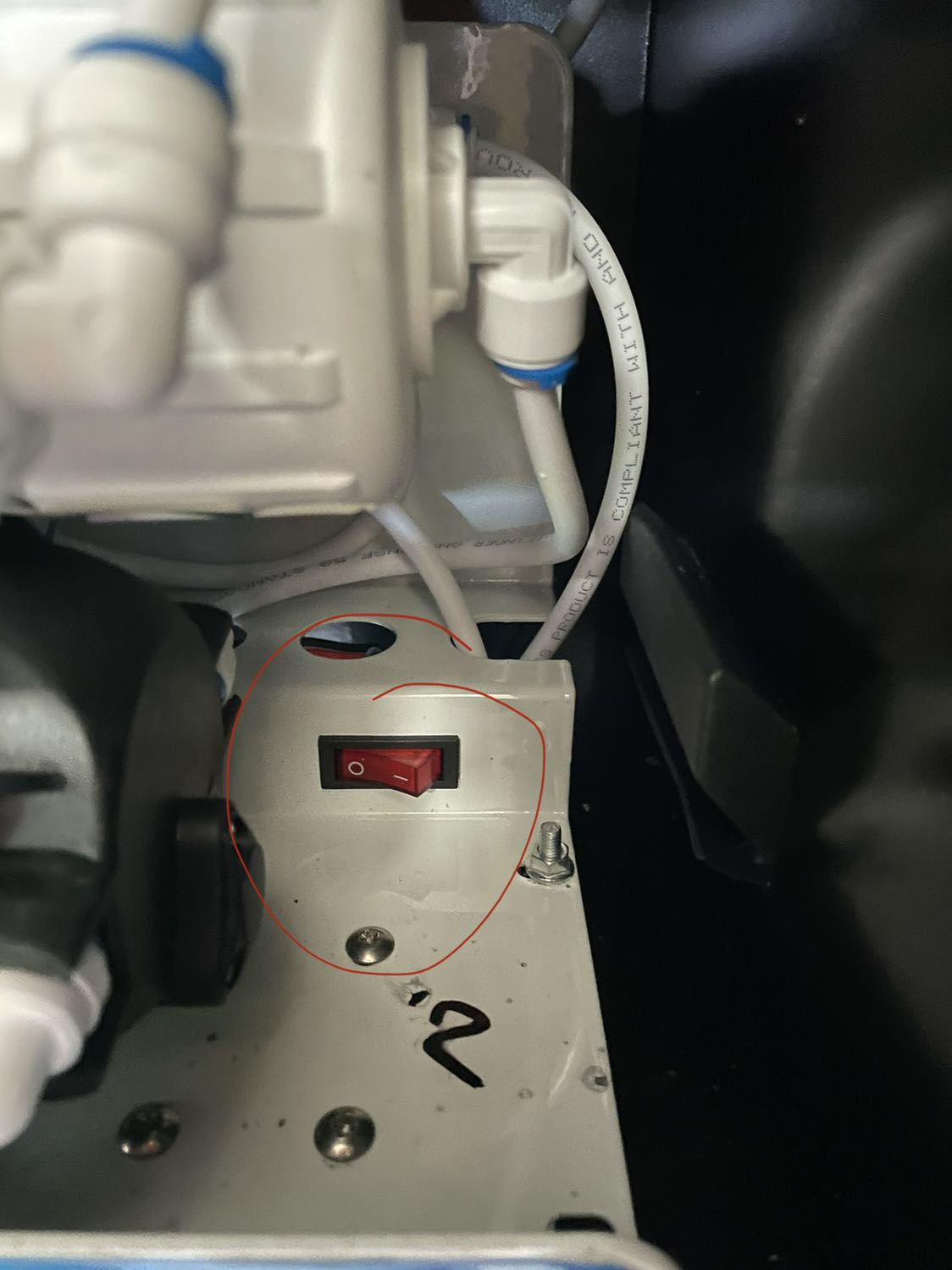 1. Giao hàng: giao hàng trễ, bên vận chuyển niêm yết thông tin không chính xác. Hẹn giao 25/12, nhưng đến 29/12 thì niêm yết hệ thống báo là giao không thành công do khách không nghe máy (nhưng thực tế là mình ko có nhận đc cuộc gọi nào). Đến 30/12 thì giao (sau 2 lần mình gọi hỏi tổng đài)
2. Sản phẩm:
2.1: khung gầm bằng nhựa không chắc chắn lắm, ko cố định bình chứa nước dự trữ. Chốt bị gãy khi lắp đặt. 
2.2: kính cường lực bề mặt ko đc khớp với khung máy nên bị lòi 1 chút ra ngoài (~1mm) khá sắc nhọn có thể gây xước
2.3: máy có công tắc bên trong nhưng ko có hiển thị Tắt/Mở do đèn ko sáng. Đầu dây nguồn motor to hơn lỗ chờ nên phải cắt đầu nối lại 1. Giao hàng: giao hàng trễ, bên vận chuyển niêm yết thông tin không chính xác. Hẹn giao 25/12, nhưng đến 29/12 thì niêm yết hệ thống báo là giao không thành công do khách không nghe máy (nhưng thực tế là mình ko có nhận đc cuộc gọi nào). Đến 30/12 thì giao (sau 2 lần mình gọi hỏi tổng đài)
2. Sản phẩm:
2.1: khung gầm bằng nhựa không chắc chắn lắm, ko cố định bình chứa nước dự trữ. Chốt bị gãy khi lắp đặt. 
2.2: kính cường lực bề mặt ko đc khớp với khung máy nên bị lòi 1 chút ra ngoài (~1mm) khá sắc nhọn có thể gây xước
2.3: máy có công tắc bên trong nhưng ko có hiển thị Tắt/Mở do đèn ko sáng. Đầu dây nguồn motor to hơn lỗ chờ nên phải cắt đầu nối lại