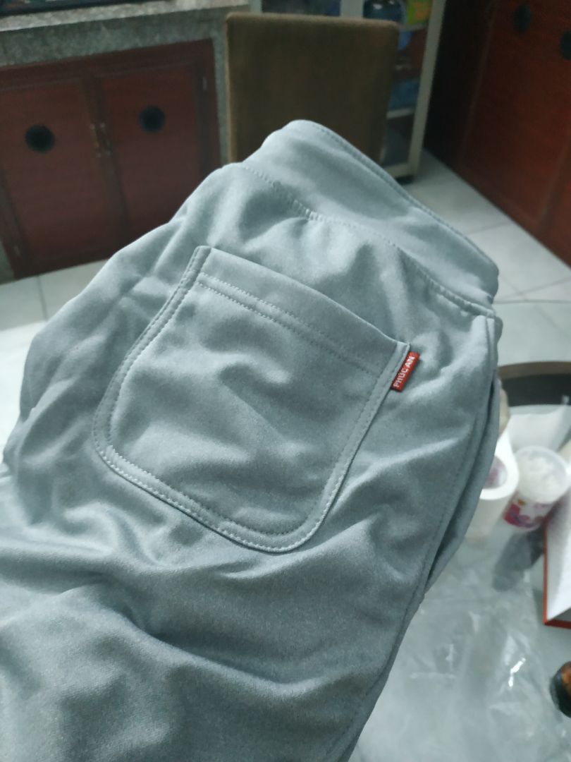 Đóng gói sp tốt, chất liệu vải co giãn tốt, thích hợp để tập chạy bộ.
Logo sản phẩm mình thấy chưa được chau chuốt lắm.
Đánh giá sản phẩm 8/10