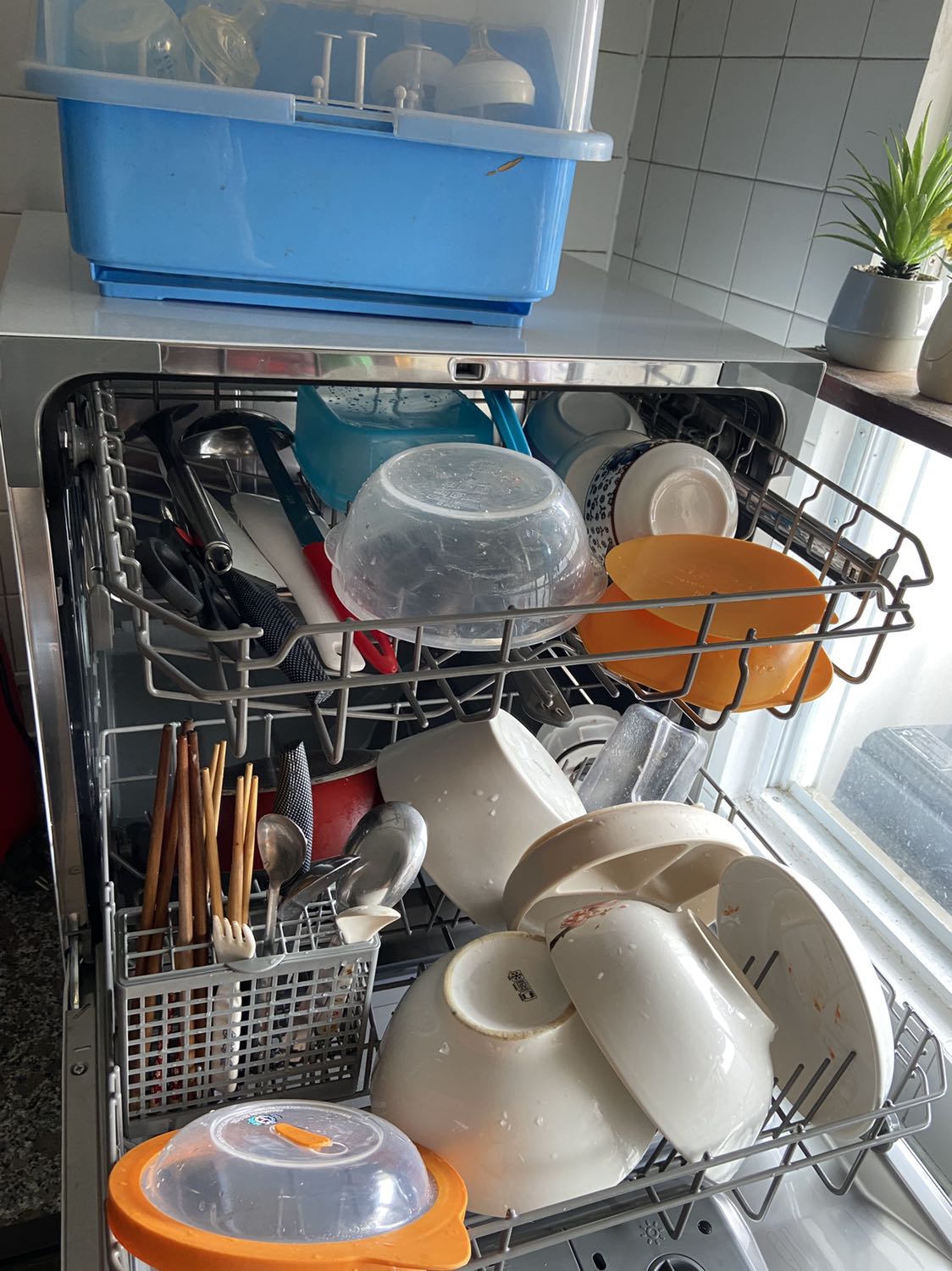 Máy rửa tốt, dễ thao tác, cty hỗ trợ lắp rất tốt. Do cách sắp chén đũa, nồi thì có lúc rửa sạch lúc còn hơi dơ. Nếu sử dụng viên rửa chén thì nên bẻ viên rửa trước khi cho vào ô viên rửa chén để hoà nước rửa tốt hơn.