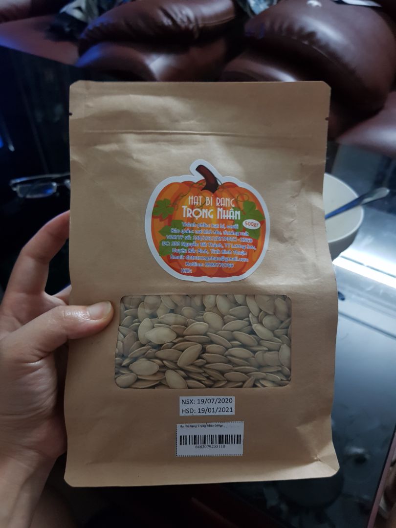 Bí ngon quá trời ơi! Hạt chắc, cắn dễ, ko vỡ tí nào. Rang vừa đủ độ, có tí muối đầm đậm ăn bùi mồm tốn ghê ghớm! Đặt gạch trước Tết này lấy mấy cân nha shop!!!