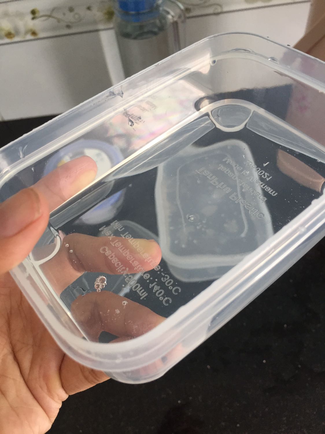 nhựa đẹp, góc cạnh mịn màng, hộp khá kín, mình đổ nước lắc qua lắc lại cũng ko sao, nếu để đứng thì có rỉ chút nước nhưng nói chung như vậy là ổn rồi