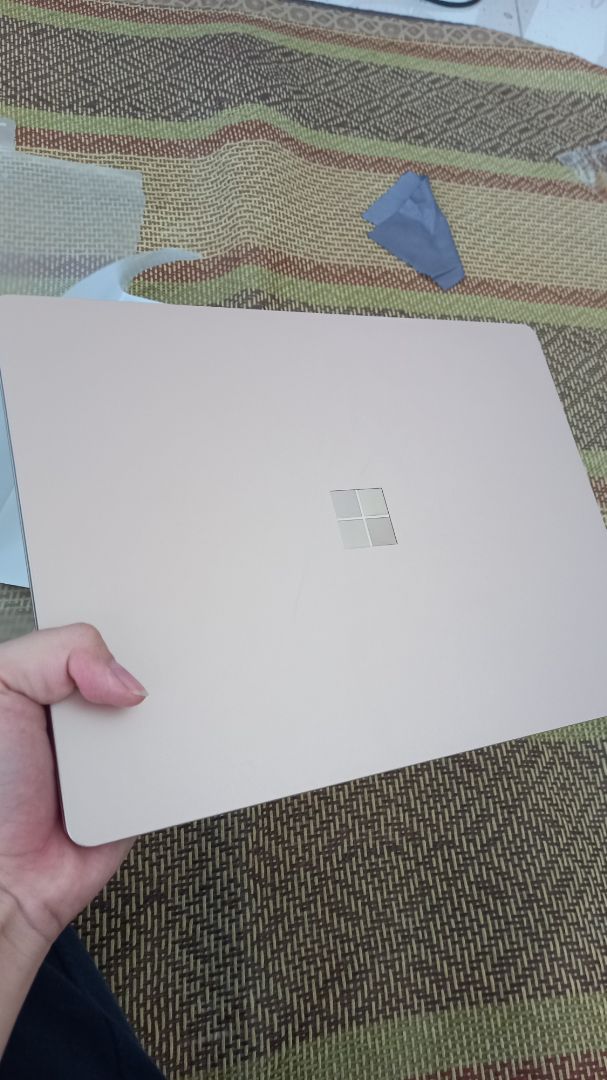 đẹp. dán vừa khít với máy và màu cũng giống máy luôn. nhưng mình tưởng có miếng dán viền máy nữa mà ko có. hix