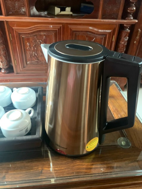 nhận đc ấm thấy đáng tiền thật. đầu tiên kiểu dáng, ngoài hình đẹp mang phong cách châu âu. thứ 2 màu sắc vàng đồng bắt mắt nhìn rất sang trọng, thứ 3 ấm inox chắc chắn, nấu sôi nhanh, có chế độ giữ nhiệt. thứ 4 shop đóng gói sản phẩm kỹ càng, thứ 5 giao hàng nhanh. tổng kết lại rất đáng tiền nên mua
