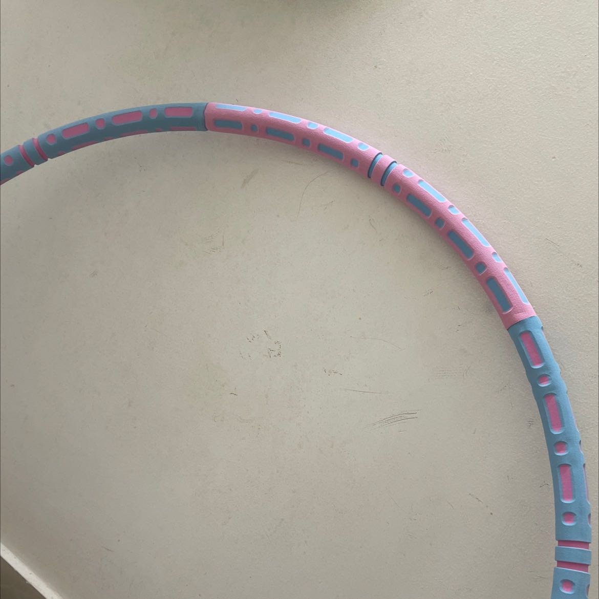 Vòng đẹp ,ok .nhưng bảng nhỏ lắc hơi đau ,phải to lắc mới đỡ đau hơn . Có mút nên cũng đỡ bớt .mua thêm cái cặp vô lắc cho đỡ . Vòng đẹp ,ok .nhưng bảng nhỏ lắc hơi đau ,phải to lắc mới đỡ đau hơn . Có mút nên cũng đỡ bớt .mua thêm cái cặp vô lắc cho đỡ .