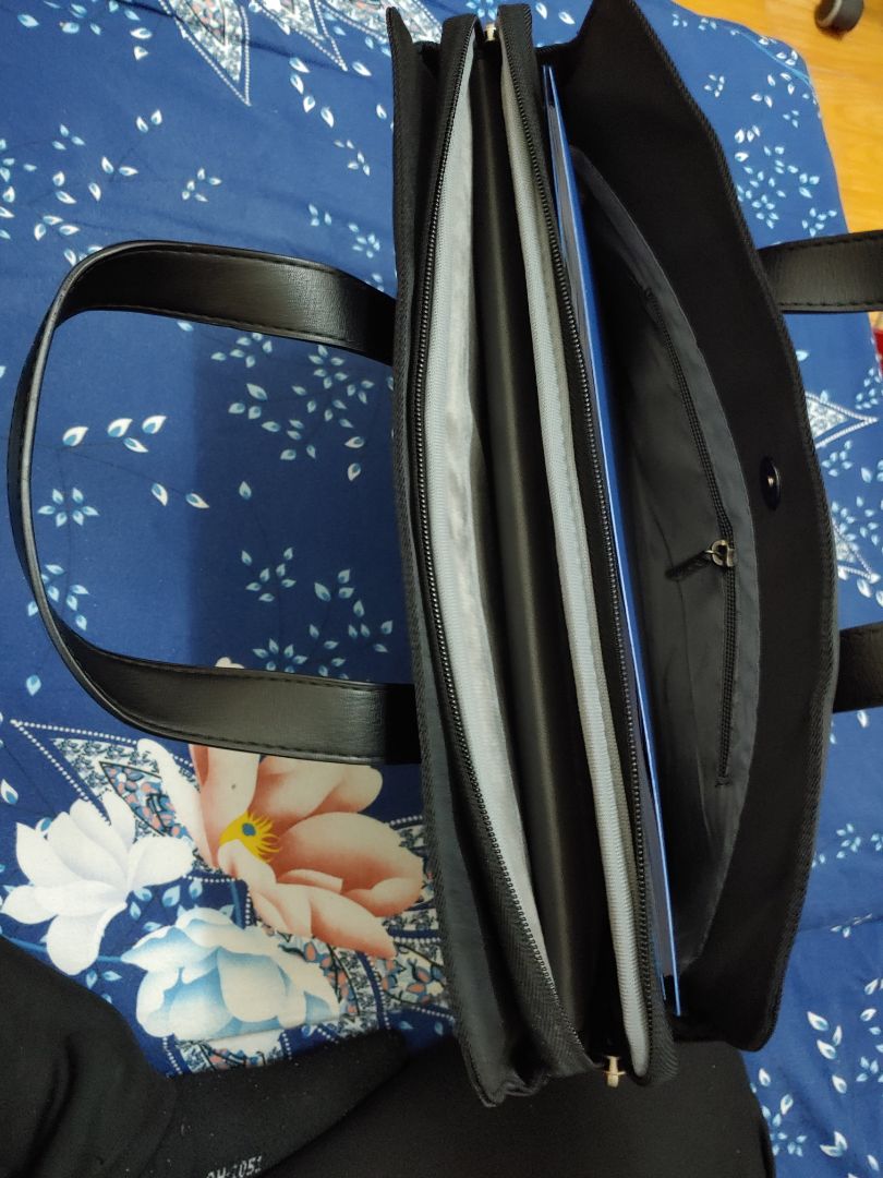 Túi có vẻ chắc chắc, gọn, nhẹ, nhiều ngăn, nếu có thêm quai đeo nữa là tuyệt vời!