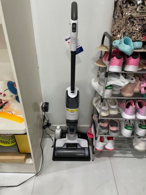 1. Hút bụi, tóc, ổn
2. Lau ổn, chỗ dơ cần đi qua đi lại vài lần mới đánh bay vết dơ.
3. Thời gian cũng hon 20 phút cho 1 lần sạc đầy, quá đủ cho 100m2 - 150m2
4. Vệ sinh dễ dàng