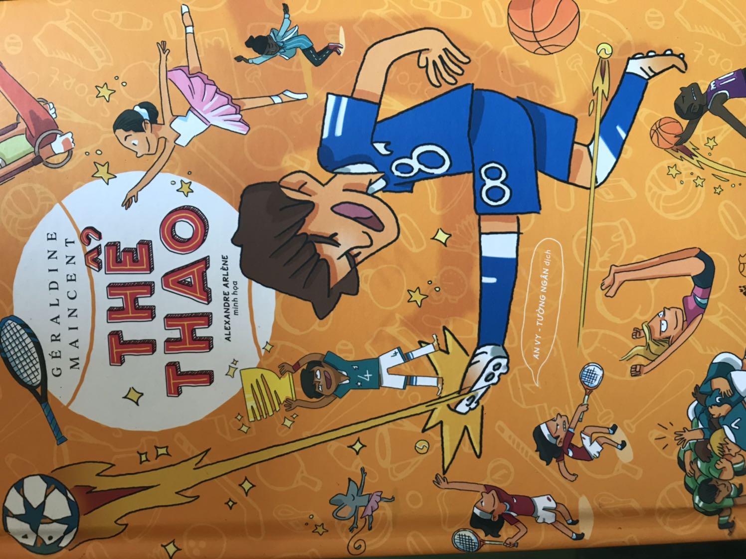 Sách có hình minh hoạ đẹp và nội dung giản lược về thể thao phù hợp cho các bé và phụ huynh đọc cùng. Rất thích cuốn này và bộ sách này của Nhã Nam.