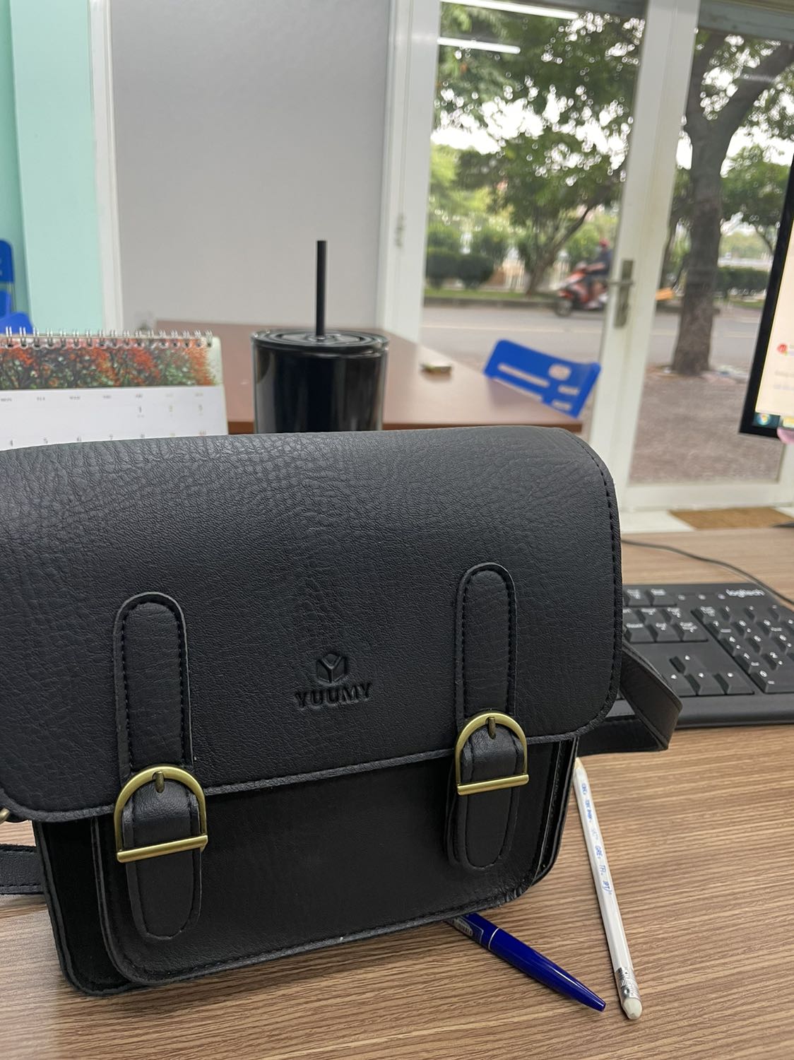 Sản phẩm đẹp nha. Dùng ổn. Đựng được nhiều đồ.😁. Nhung thực ra túi hơi nhỏ hơn mình đã nghĩ lúc đặt hàng. Nhưng vẫn ổn.