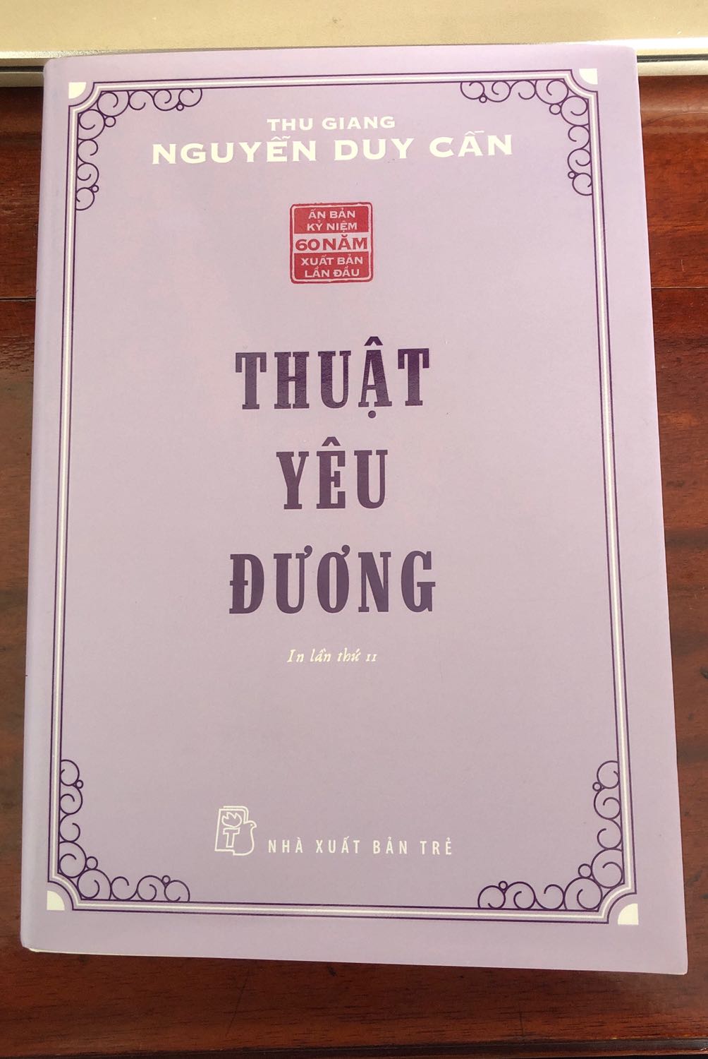 Cuốn sách quá tuyệt vời! Khác với những cuốn sách tâm lý tình cảm hiện nay, "Thuật yêu đương" là góc nhìn về tình yêu của một người đã từng trải. Đọc sách ta có thể nắm bắt được tâm lý phụ nữ và cả tâm lý đàn ông trong vấn đề tình cảm, trong hôn nhân. Những hành động hay cách ứng xử khó hiểu của phụ nữ đều có lý do của nó. "Điều đáng sợ nhất là ta không thể sống chung với đàn bà, mà cũng không thể sống thiếu họ được". Highly recommend! Cuốn sách quá tuyệt vời! Khác với những cuốn sách tâm lý tình cảm hiện nay, "Thuật yêu đương" là góc nhìn về tình yêu của một người đã từng trải. Đọc sách ta có thể nắm bắt được tâm lý phụ nữ và cả tâm lý đàn ông trong vấn đề tình cảm, trong hôn nhân. Những hành động hay cách ứng xử khó hiểu của phụ nữ đều có lý do của nó. "Điều đáng sợ nhất là ta không thể sống chung với đàn bà, mà cũng không thể sống thiếu họ được". Highly recommend!
