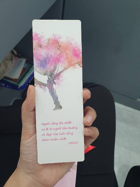 Câu chuyện về khu vườn mơ mộng, nhiều sự kiện li kỳ, có khi là mơ mộng, diễn ra chân thật có, pha màu điện ảnh cũng có. Khá giống với một bộ phim hoạt hình Hàn Quốc là "Cô gà mái thích phiêu lưu". Nhưng giọng văn chân chất, mộc mạc làng quê miền Nam làm tôi thấy thật gần gũi. Những câu từ như làm hình ảnh miền Tây hiện lên trong tâm trí. Nhiều triết lí và cảnh vật mơ màng được tác giả ẩn dụ, ví von thật nên thơ khó tả:
- Ồ, thế ra con người ta (và các con vật) đôi khi bị hành hạ bởi cái tên của mình. Một cái tên không phù hợp sẽ trở thành một thứ nợ nần khi đứa bé lớn lên, dù đứa bé đó là một con người hay một con vịt.
- Đêm đêm, cô gà mới đào bới lòng mình, vẫn chẳng bắt được con giun lí lẽ nào.
- Khi không có thứ gì thì con người đều thích làm thứ đó. Nên bác Ngựa với cái tên đã chết có sở thích đặt tên cho những con vật khác trong nhà.
- Tất cả sinh vật trên đời này chỉ ở một trong hai trạng thái thôi: sống hoặc chết. Sống tức là làm một điều gì đó, ấp ủ một ước mơ nào đó và yêu thích một ai đó. Còn chết là thôi làm một điều gì đó, thôi ấp ủ một ước mơ nào đó và vẫn tiếp tục yêu thích một ai đó.
- Tình yêu sẽ đến với chúng ta bằng bất cứ con đường nào nó chợt nghĩ ra, kể cả những con đường khó tin nhất. Vì vậy không ai trong chúng ta biết mình nên đứng đợi ở đâu, vì trong khi con đinh ninh tình yêu sẽ đến bằng con đường này thì rất có thể nó đang sải bước ở con đường bên cạnh.
- Si mê bao giờ cũng ngắn hạn. Si mê giống như truyện ngắn, mãnh liệt, bộc phát nhưng đọc một chút xíu là hết. Tình yêu thì khác. Tình yêu giống như truyện dài, dàn trải, chậm rãi, có thể đọc tà tà cho đến ngày...làm đám cưới.
- Nếu như trước đây thì chuyện gì con gà cũng có thể hồn nhiên chia sẻ với con vịt. Nhưng tiếc là nó đã lớn mất rồi. Khi lớn lên, bọn trẻ con bỗng nhiên có cái gọi là đời tư. Là cái nhà kho để cất giữ những điều thầm kín. Bây giờ lục lọi cái nhà kho đó và bày ra tất tần tật bí mật trước mắt người khác, quả là một quyết định không dễ dàng.
- "Đêm hái lời chim dành tặng ban mai
Đêm xâu cho anh một tiếng thở dài
Đêm trồng tặng em một mùa hoa cúc
Để em nhìn hoa nhớ chiều đã khuất
Đêm mọc giùm anh sợi tóc thời gian
Đêm chảy giùm em lệ của địa đàng
Dắt díu nhau qua những ngày nương náu
Gọi người ta yêu là người yêu dấu".
- "Đêm ủ giùm em hoa trái ban ngày
Nuôi nấng giùm anh men của cơn say
Lời của đêm đen không hề ***
Tự giấu mình đi, đêm làm bóng tối..."
- Cuộc đời con vẫn còn là cuộn giấy trắng mà tổng kết gì con! Tất cả chỉ mới bắt đầu à. Ta nghĩ chỉ có tuổi già mới cặm cụi ngồi tổng kết. Chuyện của tuổi trẻ là phác thảo đề cương.
- Dạo này lá trong vườn rụng nhiều. Đêm đêm, những chiếc lá ngủ mơ bám không vững vào cành, sẩy chân rơi xuống như mưa khiến sáng nào chị Ngần cũng xách chổi ra vườn loẹt quoẹt gom đầy gốc nhãn.
- Những bụi lau lao xao, tiếng châu chấu búng mình lách tách, cả tiếng mưa bụi thì thào trong lá cỏ. Nó nhìn những cành non bị gió uốn cong, những bụi cỏ khô rủ nhau bay thi trong nắng. Trước mắt nó, nắng trong mưa và mưa trong nắng, cầu vồng cắt ngang cánh đồng như chiếc ô bảy màu do *** thiên nhiên hào phóng giương lên trong cái ngày xứng đáng ghi vào sổ tay thiếu nữ.
- Tóm lại, xét về hình thức, nhà văn nom chẳng lung linh tí nào. Trông ông/bà ấy viết văn giống như người lao động khổ sai hay kẻ bị trời đày. Dường như những gì đẹp đẽ nhất, tinh túy nhất của nhà văn đều trút hết vào trang văn, cái còn lại chỉ là những gạch đầu dòng khô khan, tẻ nhạt.
- Như lời tuyên ngôn của nhà hiền triết: “Các bạn chỉ cần nghe tiếng đàn của tôi là đủ. Đó là cách tôi hiện diện trong cuộc đời này”
- Này các bạn, tình yêu là như thế đấy. Tình yêu không phải là một nhà tù và hạnh phúc là thứ có thể làm ta phát điên nếu ta nhốt nó trong lồng ngực quá lâu.
- Xưa nay, những tác phẩm được tôn vinh bao giờ cũng được viết ra một cách tự nhiên nhất và chân thành nhất bởi những tác giả cả đời ăn nằm với câu chuyện của mình, bị câu chuyện của mình ám ảnh đến mức không thể nghĩ đến chuyện gì khác. Họ cần phải viết câu chuyện đó, là câu chuyện mà nếu họ không viết ra thì họ sẽ không thể tìm đọc ở bất cứ đâu.