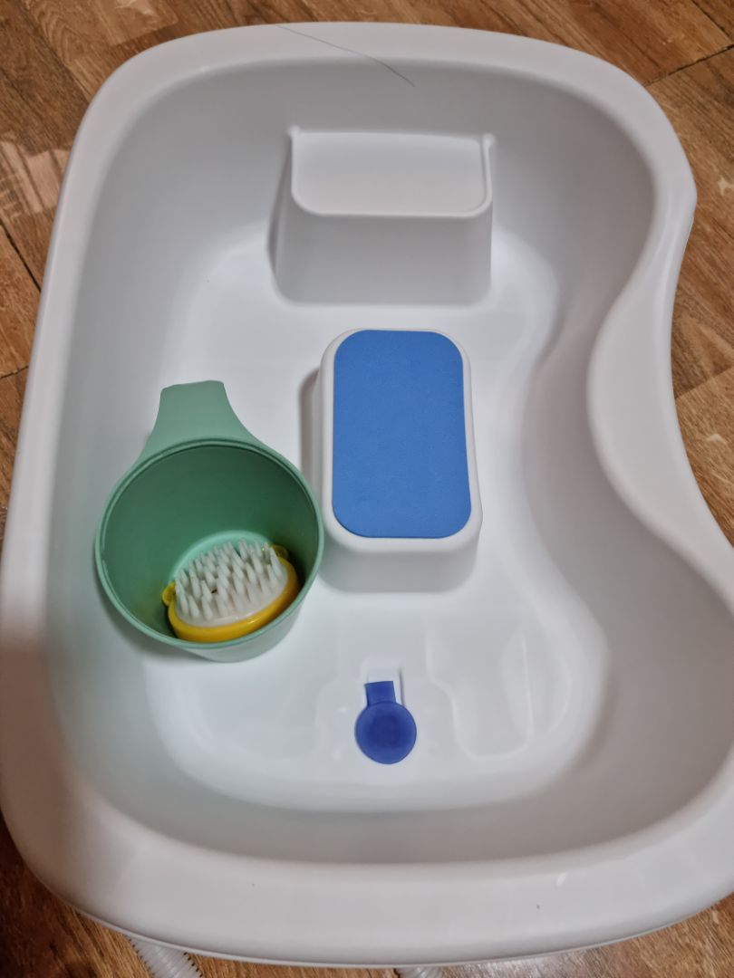 mình thấy cũng chắc chắn, không mùi,có cả ca múc nước và dụng cụ cào khi gội khá êm ,đóng gói cẩn thận