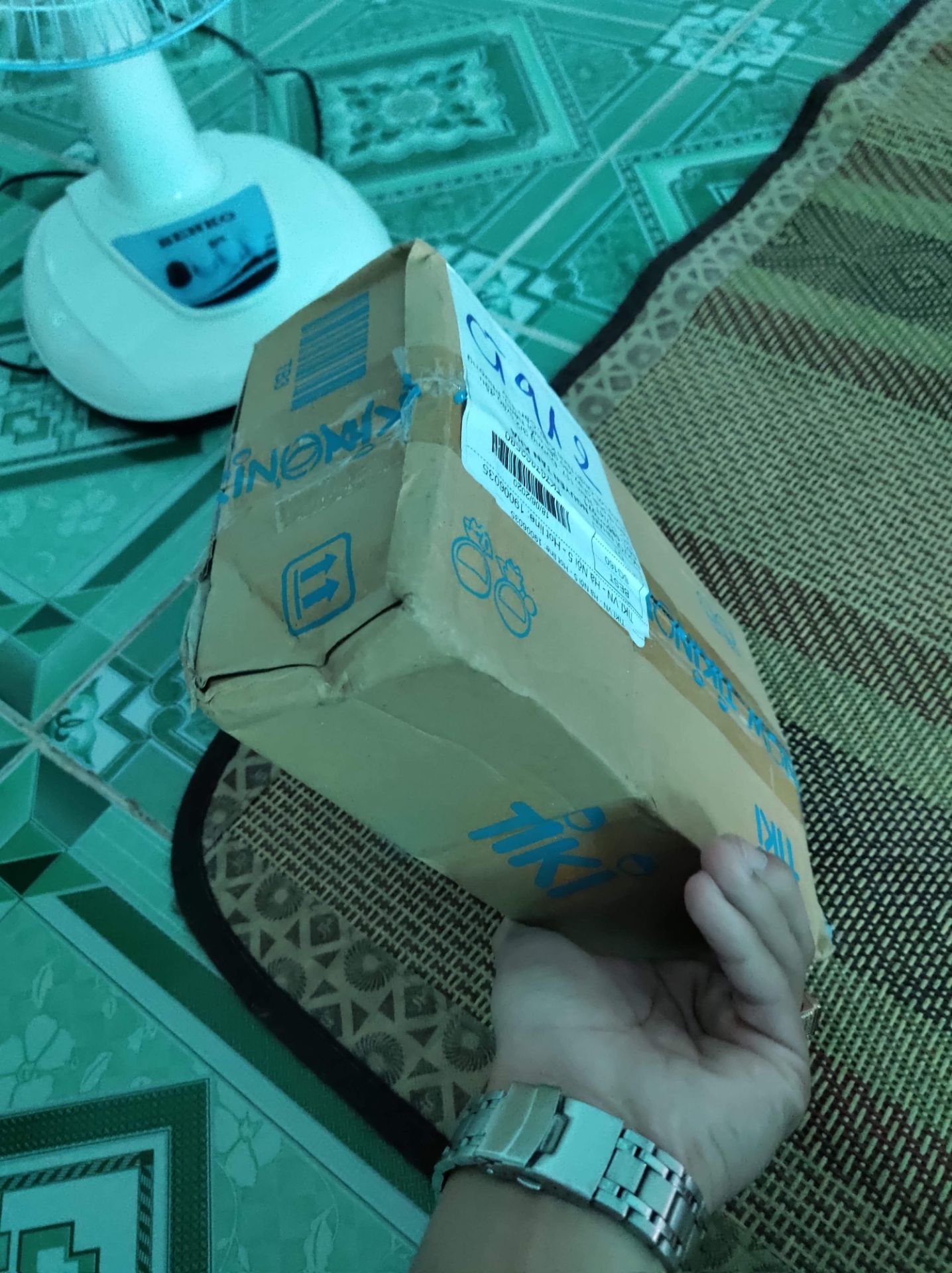 Sản phẩm thì khá tốt
Nhưng có điều các bạn chú ý khi chọn size, tầm 1m6-1m7 , nặng 55-65kg nên chọn size M thôi. Mình 60kg, m65 chọn theo hướng dẫn là size L nhưng mua về hơi dài+ vải mềm, dẫn khá tốt nên mặc muốn tới rốn, hơi lỏng
 Còn cái này là nói thêm về cách vận chuyển của tiki ( dưới ảnh), shiper này k mặc đồng phục tiki, nc khá ok nhưng nhìn cái đống hàng k đc che chắn, lộn xộn kém chuyên nghiệp phía sau xe (bình thường shiper bên tiki sẽ có cái thùng đậy nắp phía sau xe in logo tiki, hàng xếp gọn gàng).