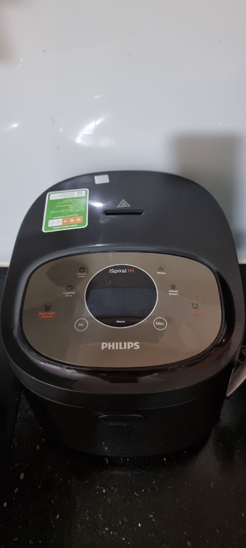 Sp đúng mô tả, nhìn sang trọng. Nồi không có quai xách và không có chỗ chứa nước dư khi mở nồi. Nút mở/đóng nắp nồi ở hông mặt trc nên hơi khó nhấn so với các thiết kế nồi cơm có nút nhấn mở nắp ngay phía trên mặt nồi. Chưa nấu thử nên chưa biết chất lượng ntn, cơm  ngon hay không. Một vài cảm nhận về sp để cả nhà ai cần thì tham khảo nhé!