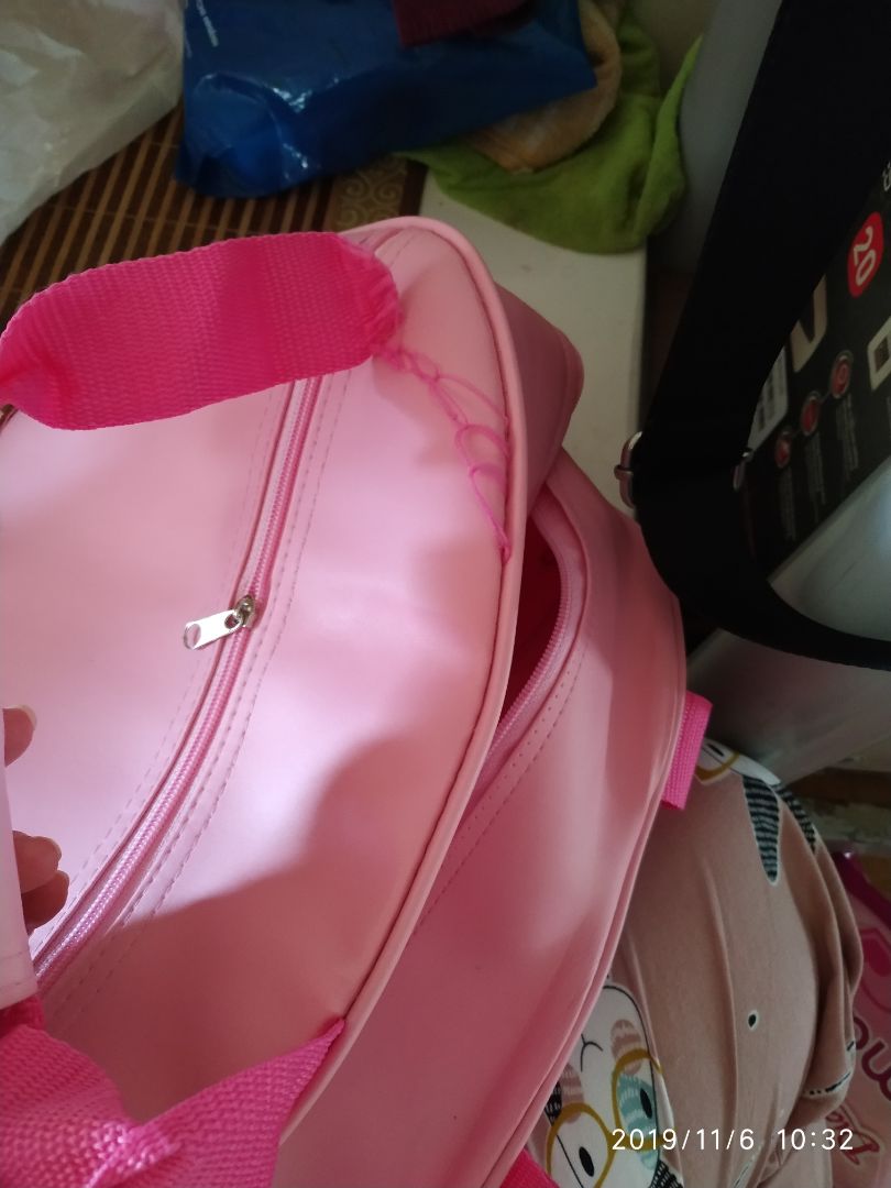 Mình bận k nhận sp nên nhờ mẹ lấy hộ, bà bóc bọc hàng ra thì túi thế này đây ạ. Tiki k có chế độ trả hàng sau vài ngày chứ ko mình trả lại ngay vì ntnay là shop cố tình đóng hàng ko chất lượng chứ k phải túi đã đựng thử đồ r bị rách quai.