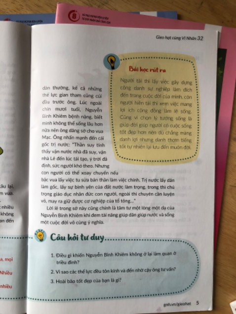 Năm nay mình dùng những cuốn sách này để làm lì xì tặng các cháu thay vì tặng tiền .chỉ có kiến thức là còn đó chứ tiền thì đưa cho các cháu bao nhiêu các cháu chả tiêu hết. Nên mình quyết định tặng các cháu tri thức thay vì lì xi như thường lê. Sách rất ý nghĩa.dễ hiểu.trẻ con người lớn đều phù hợp.phù hợp hơn nữa với những người nhận diện ra là mình đang bị tham sân si chi phối.những phụ huynh đang nuôi dạy con.đang rèn mình và rèn con. Shop giao hàng đúng hạn.đóng gói ok. Bke đc dẫn dắt bởi thầy TRẦN VIỆT QUÂN luôn là 1 tổ chức rất nhân văn giống như những gì mà họ đã trao đi. Thật may mắn cho những ai có cơ hội biết đến thầy và Bke