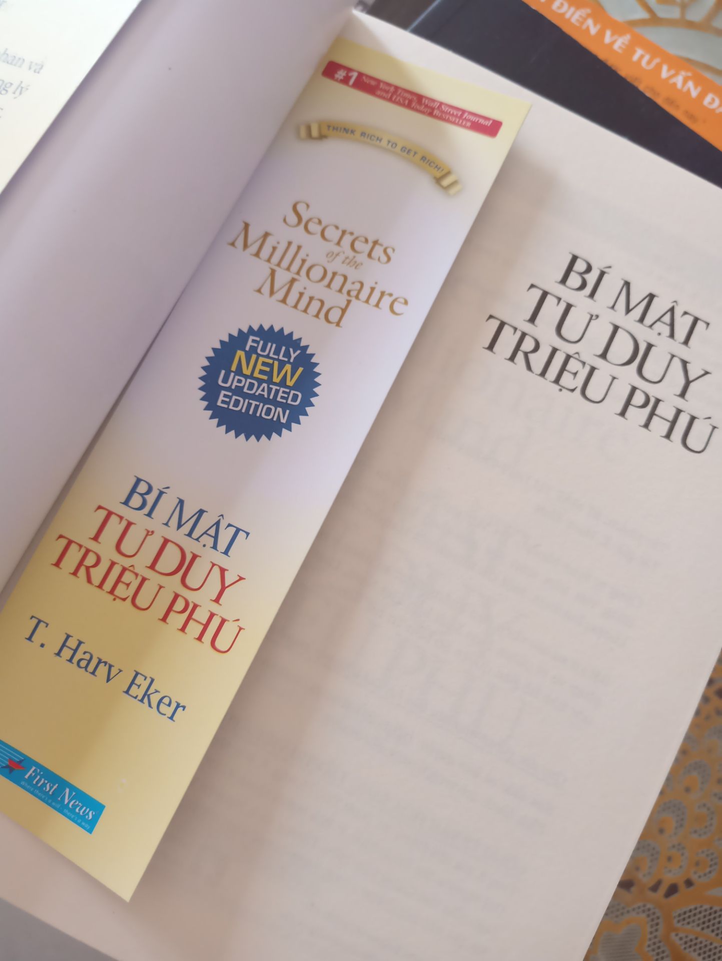 Sách in đẹp nhưng chất liệu giấy siêu tệ = sách lậu. Kiểm tra mã vạch của các sách khác đều chính hãng còn mã vạch của sách thì k tra được!!! Chất liệu giấy siêu tệ. Mua sale 66k mà chất liệu còn dở hơn quyển của Robert kiyosaki có chưa đến 50k nữa? K nên mua ạ! Đã bán thì làm ơn bán sách chính hãng! Chúng tôi mua sách giấy 1 phần cũng để ủng hộ tác giả vì những quyển này ebook có hết. Quyển biên niên cô đơn đươc tặng chất liệu sách cũng y chang nhưng vì 0 đồng nên cũng k có ý kiến gì.