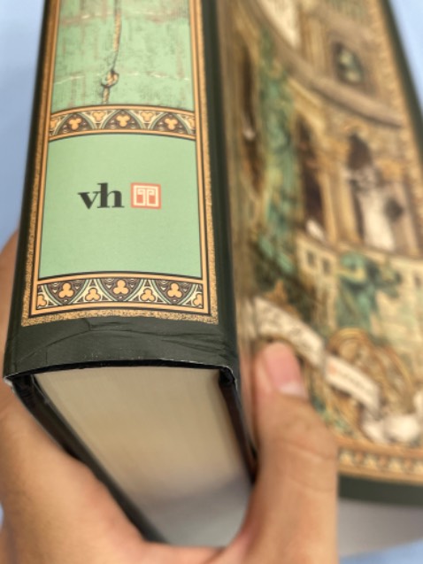 Sách bị gãy bìa rất tệ :(((( áo lót ở ngoài cũng bị nhăn rất nhiều, mất giá trị sưu tầm. Mong được tiki hỗ trợ chứ thất vọng quá ạ