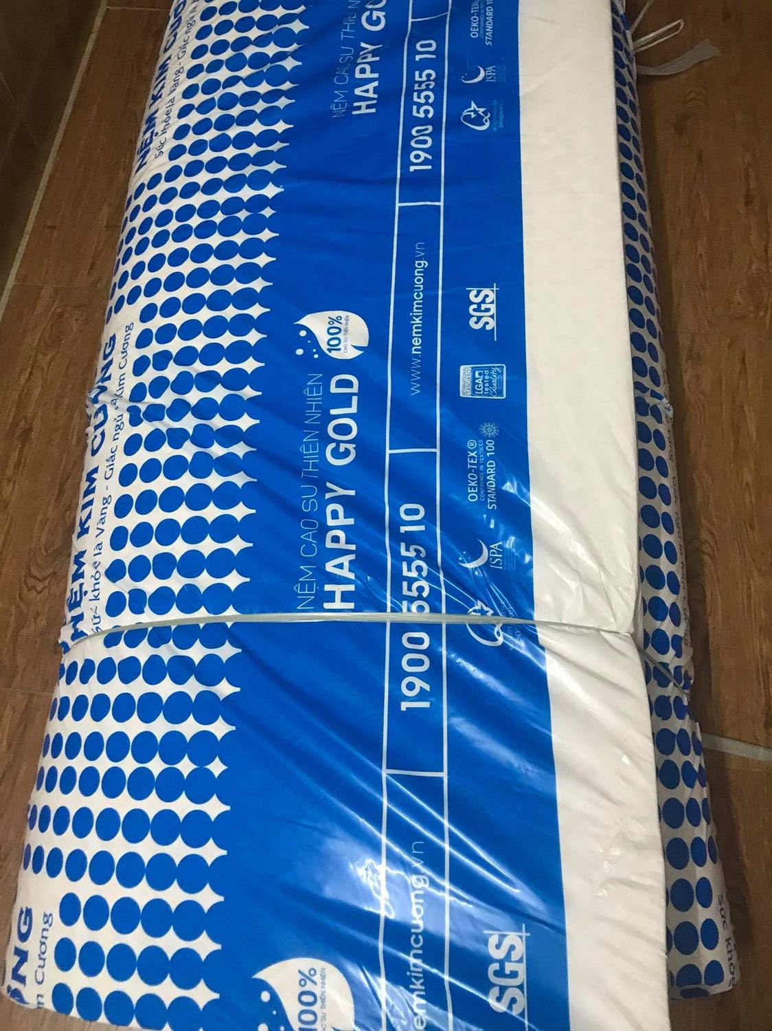 Giao cực nhanh. Nhanh tới mức hết hồn tưởng bị ***. Trưa mới đặt là tối giao lúc 6h tối cùng ngày luôn.   Vì giao hàng k có phiếu thông tin người nhận luôn. Mình thấy đóng gói bằng nilon cũng kín sạch sẽ. Còn chưa nằm thử nữa. 
Nệm rẻ mà lại được trả góp nên cũng rất vui