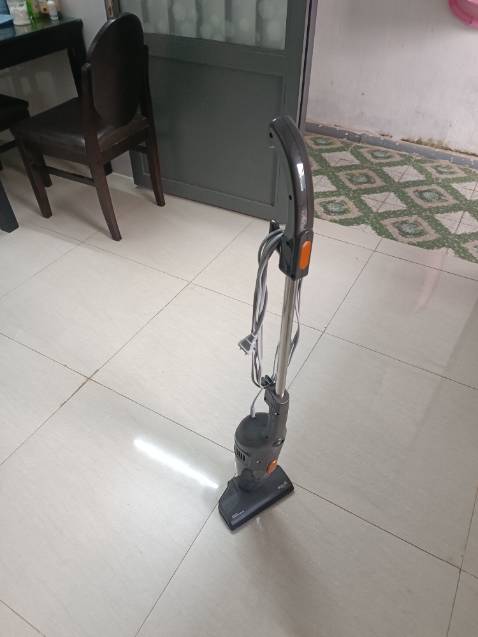 Máy hút rất khoẻ. Tiện dụng, đi kèm với 3 đầu hút sử dụng được vào nhiều mục đích khác nhau. Dây khoảng 3m5. Khá ồn và nóng máy, chỉ tiếc là đặt màu xanh mà shop lại giao màu đen