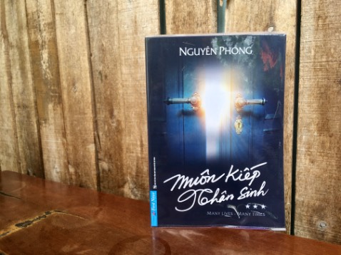 1 chuyến phiêu lưu qua từng trang sách
1 cuộc dạo chơi qua từng đoạn văn
1 dịp chuyện trò dõi theo từng câu chuyện
1 lời gợi mở như được dặn dò riêng
1 chân trời mới mở ra thế giới mới 
1 chút đắm say tha thiết mặn mà
Khó nói nên câu, giãi bày thành tiếng
Ở một nơi chỉ những người đọc sách mới chạm tới…

Hữu duyên nên đọc trọn bộ 3 tập…