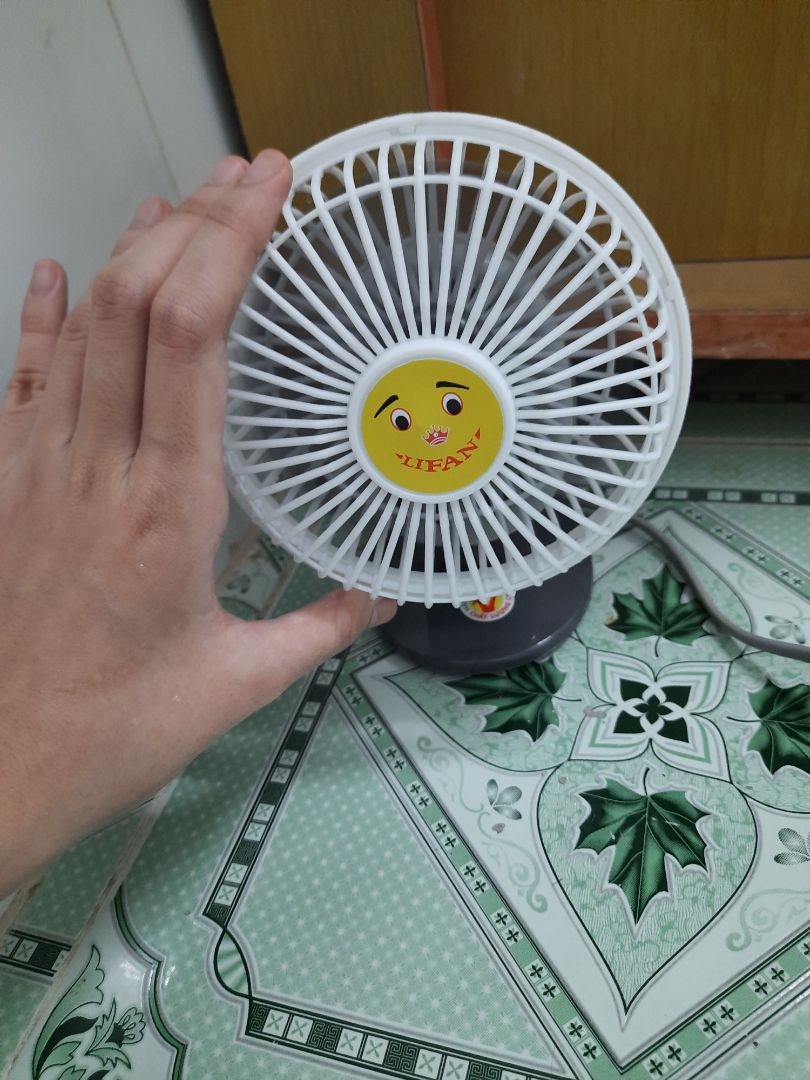 quạt nhỏ 10cm cỡ lòng bàn tay, quạt đặt cách 60cm khá mát, hơi ồn 1 tí, đối với mình như vậy là đủ mát và gọn. Quạt có 2 chế độ mát, công tắc ấn bên phải thì  quạt nhẹ, ấn giữa thì quạt tắt, ấn sang bên phải thì quạt mạnh hơn 1 tí.