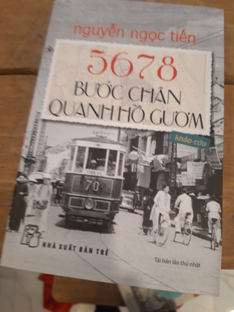 Sách hag về Hà Nội. Nhà báo Nguyễn Mạnh Tiến viết về Hà Nội rất hay, cuốn sách vừa có chất thơ vừa có nhiều thông tin quý về lịch sử văn hoá Hà Nội. xứng đáng là một cuốn sách khảo cứu có giá trị