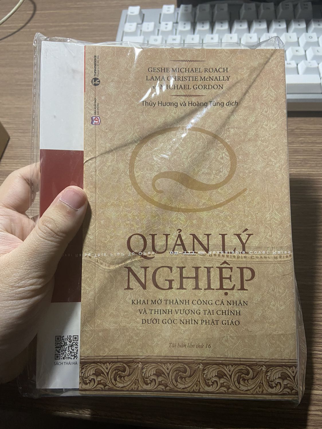 Tiki vẫn luôn làm hài lòng khách hàng vì dịch vụ giao hàng rất nhanh, dù mình chọn giao hàng tiêu chuẩn.
Thaihabooks nổi tiếng với nhiều dòng sách về quản trị và lãnh đạo. 2 cuốn này đều được sếp của mình giới thiệu đọc. Mình tin chắc sẽ có nhiều nội dung hữu ích cho các bạn muốn trau dồi kỹ năng quản lý.