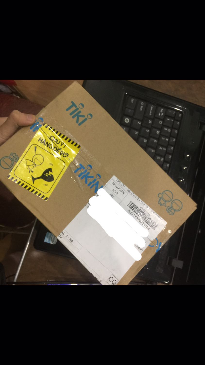 Đối vs cá nhân mình mà nói, ngày trước mình đã từng là “fan cứng” của Tiki. Nhưng có một thời gian dài mình thất vọng về Tiki rất nhiều, cả về cách phục vụ cũng như đội ngũ giao hàng của Tiki. Mình đã thất vọng tột độ khi thái độ phục vụ thiếu chuyên nghiệp của shipper, cũng như chất lươngk của các sản phẩm mình từng mua trước đó nên có một thời gian dài, mình k muốn đặt hàng ở trên Tiki nữa. Nhưng hôm nay, mình quyết định đặt mặt hàng này, phần vì rất rẻ, mà bản thân cũng còn một chút hy vọng mong manh về chất lượng các sản phẩm có mặt trên Tiki nên mình quyết định đặt mua. Uh, trc khi mua, mình có xem feedback của các bạn về sản phẩm cũng như cách giao hàng thiếu chuyên nghiệp nên mình cũng lo lo. Sau khi đặt xong và đến lúc nhận hàng thì mình thực sự ghi nhận sự tiếp thu và cầu tiến của Tiki khi đã nhận phản hồi không mấy tích cực về thái độ phục vụ. Lần giao hàng lần này, như các bạn thấy trên hình, hộp rất đẹp và chắc chắn, bên ngoài còn dán tem màu vàng đề chữ: “ Chú ý hàng dễ vỡ” . Bên trong hộp, sản phẩm cũng đã được bọc bên ngoài một lớp nilon và còn dán tem của nhà nhập khẩu. Thái độ shipper nhẹ nhàng, không “đầu mấu” như những lần giao hàng trc mà mình đã từng nhận ( Cũng có thể bởi vì là phụ nữ). Nói chung, đánh giá tổng quan một lần nữa, mình thực sự, thực dự ghi nhận sự cô gắng, tiếp thu cũng như sự khắc phục những nhược điểm mà còn tồn tại. Cảm ơn các bạn đội ngũ Tiki. Hãy cứ tiếp tục cố gắng như này nhé.
Thân gửi!