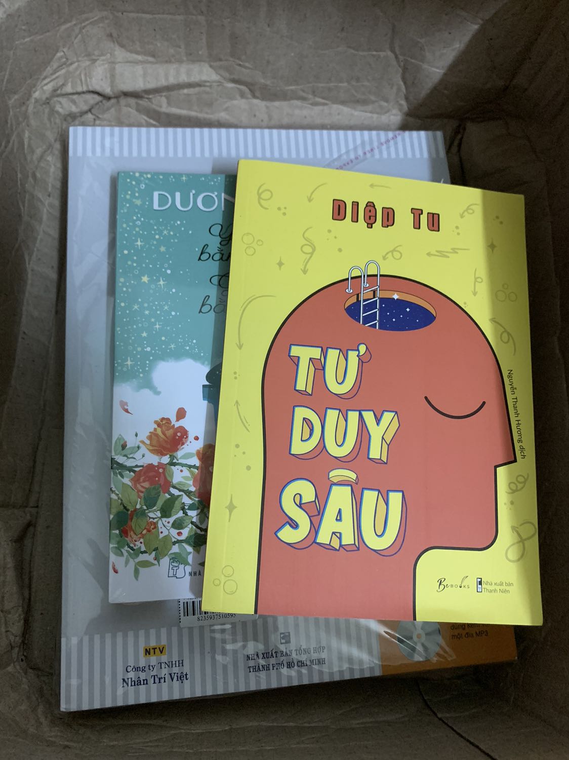 Sách đẹp, nội dung hay, giấy tốt.
Mình mua cả bộ, 2 cuốn giáo trình, 2 cuốn bài tập.
Mỗi tội không thấy đáp án, không biết làm đúng hay sai luôn ???