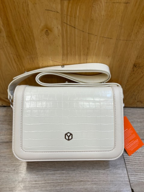 Túi sang trọng mang đi tiệc hợp lí hết sức luôn màu trắng nhìn đẹp form rất chuẩn mãi ủng hộ shop🥰