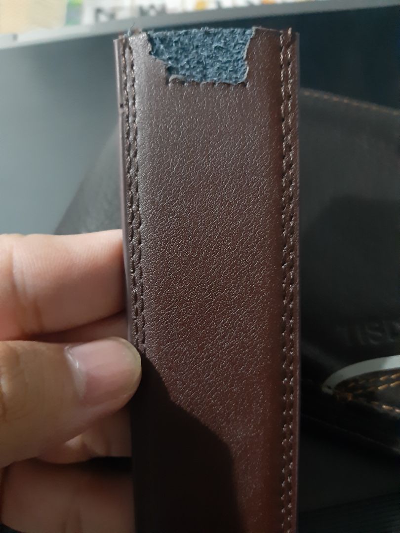 không phải da thật nha các bạn nhưng mà mình thấy sản phẩm ok lắm, mình có bóp co thử buông ra ko bị biến dạng, khi bẻ co cong lắm mới có bị nhăng nhẹ thoi mình có để ảnh các bạn xem thử.